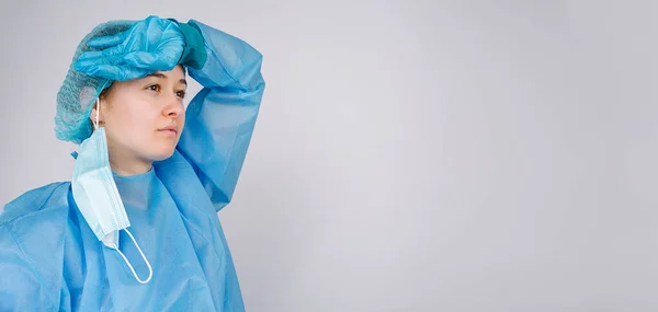 Zászlós Egy Fáradt Doktornő Védőfelszerelésben Levette Orvosi Maszkját Távolba Néz — Stock Fotó