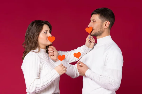 Photo Jeune Couple Plaisantant Fond Rouge Sur Saint Valentin Ferme — Photo