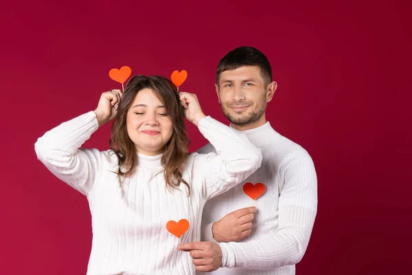 Sevgililer Günü Nde Oynaşan Eğlenen Genç Çift Kırmızı Arkaplan Boş — Stok fotoğraf