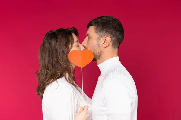 Coppia Innamorata Copre Loro Bacio Con Cuore Rosso Uno Sfondo — Foto Stock