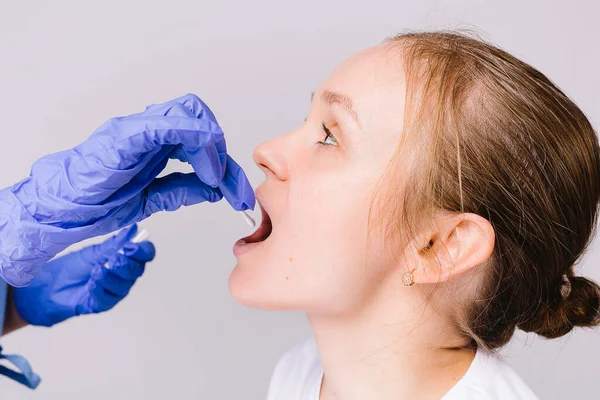 Läkare Medicinsk Steril Handskar Som Tar Prov Från Munvätskeprov Covid — Stockfoto