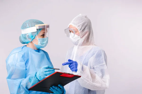 Läkare Diskuterar Lista Över Sjukhusinlagda Patienter För Medicinska Vaccinationer Pandemi — Stockfoto
