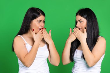 Samimi duygular. Yeşil arka planda sürpriz ikizler. Birbirinize bakın..