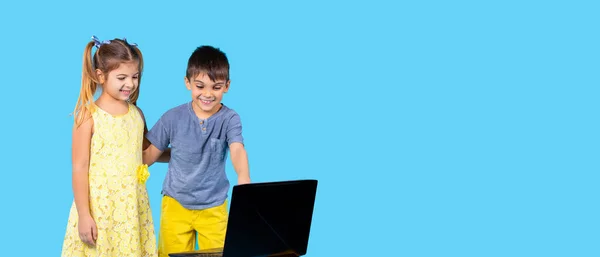 Banner. Niños en edad preescolar sobre fondo azul con portátil y espacio lateral en blanco. — Foto de Stock