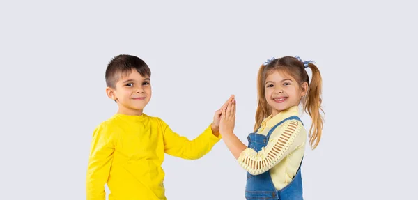 Banner. Los niños sonrientes posan y sonríen sinceramente para la cámara. Espacio lateral. — Foto de Stock