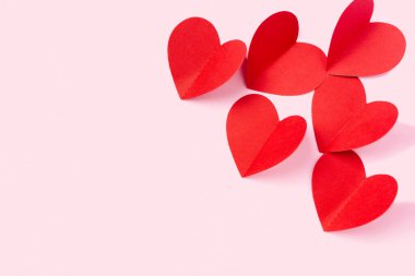 Sevgililer Günü. Pembe arka planda kağıt kalpler. Reklamınız için boş yer var..