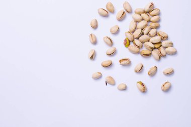 Nihai gri mutfak masasında fıstıklar. Sağlıklı ve besleyici bir atıştırmalık..