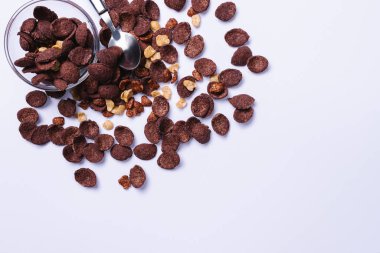  Kase ve kaşık dağınık. Gri arka planda, içi boş, sağlıklı bir kahvaltı..