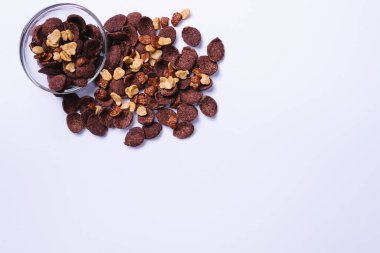 Gri arka planda bir kase ve müsli reklamınızın olabileceği boş bir alan..