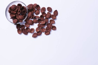 Nihai gri arka planda çikolata taneleri ve ilanınız için büyük boş bir alan..