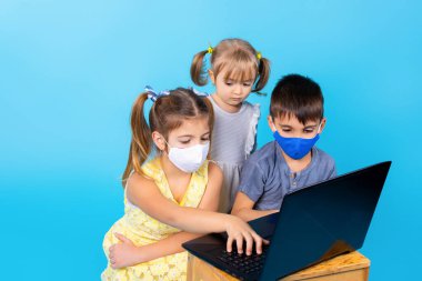 Tıp maskeli çocuklar video iletişimiyle iletişim kurarlar. Yeni normlar kavramı.