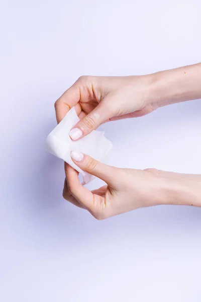 Έννοια υγιεινής και ασφάλειας. Κοντινό πλάνο των γυναικείων χεριών με μια αντιβακτηριακή πετσέτα σε λευκό φόντο. — Φωτογραφία Αρχείου