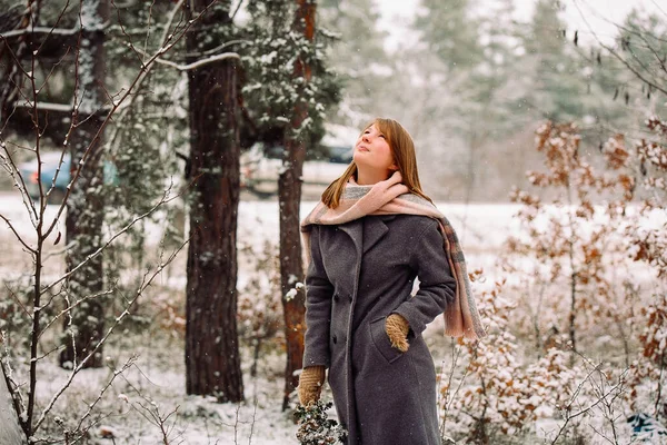 Une fille dans la forêt gelée d'hiver regarde vers le haut sur le fond de neige de paysage magnifique impressionnant. — Photo