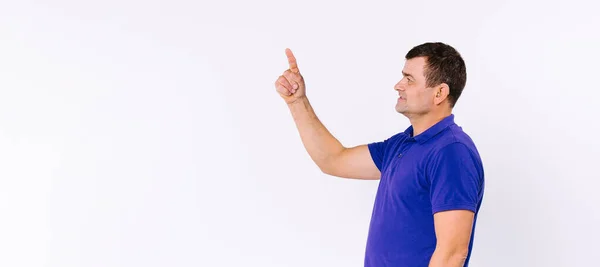 Banner,long format. A man speaking with sign gestures language points up with his index finger and looks to the side. White background and empty side space. — Fotografia de Stock