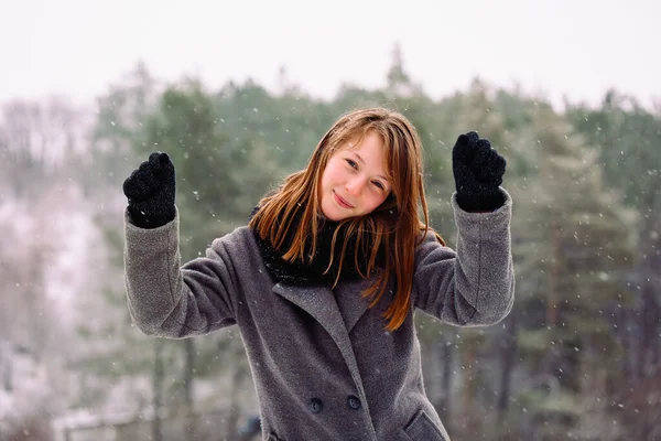 Descanso de inverno ativo. A menina sorri e posa para a câmera segurando as mãos em punhos. — Fotografia de Stock