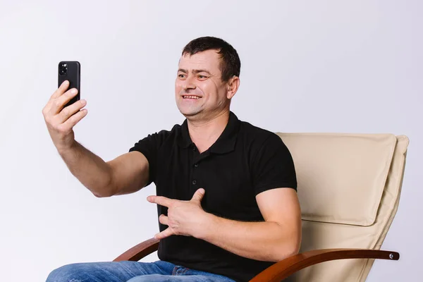 Sorrindo surdo idoso se comunicando por videochamada usando linguagem de sinais sobre fundo branco. — Fotografia de Stock