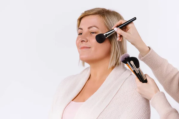 Professionelles Make-up für Seniorin auf weißem Hintergrund mit leeren seitlichen Werbeflächen. — Stockfoto