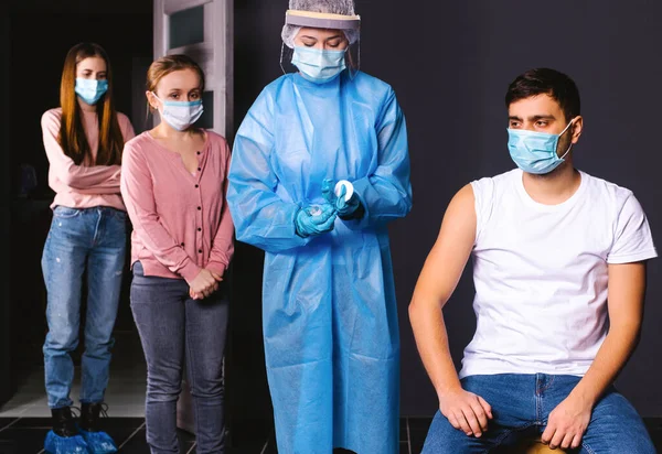 Foto ampliada. Um profissional de saúde prepara uma vacina para o pessoal do escritório. Vacinação em massa. Contexto do escritório. — Fotografia de Stock