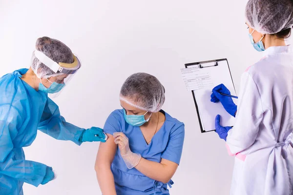 Vacunación del personal médico en un fondo blanco y un certificado covid. Atención médica para trabajadores médicos y certificado covid — Foto de Stock