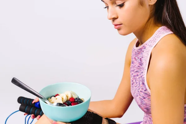 Здорова їжа на білому тлі. Обрізана фотографія молодої дівчини з тарілкою вівсянки з ягодами . — стокове фото