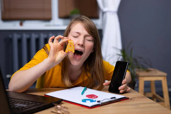 Un insegnante di inglese insegna lezioni online con. laptop e smartphone. Studio del suono delle lettere. — Foto Stock