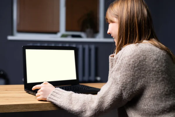 Ragazza Caucasica Guardare Video Corso Distanza Learning Studiare Con Insegnante — Foto Stock