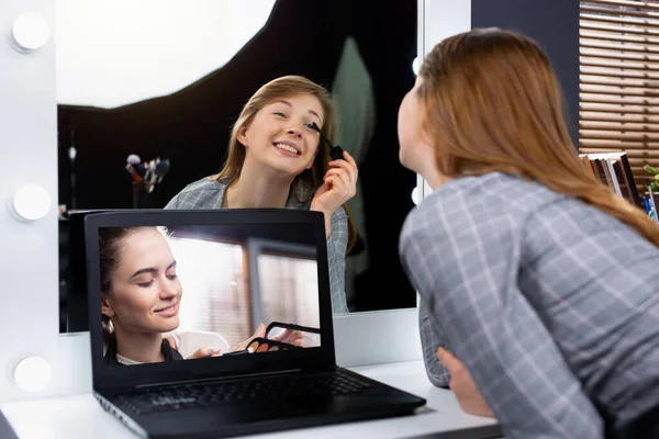 Tutorial Maquillaje Línea Maquillador Pantalla Del Portátil Estudiante Mirando Espejo —  Fotos de Stock