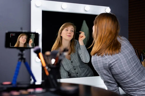 Inventar Blogger Una Joven Rubia Blanca Ofrece Curso Maquillaje Línea —  Fotos de Stock