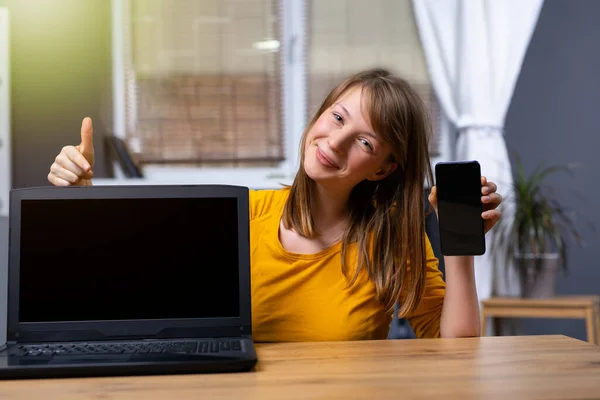 Donna Utilizza Computer Portatile Uno Smartphone Con Uno Schermo Nero — Foto Stock