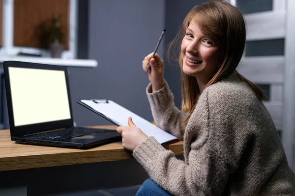 Sorridente Studentessa Universitaria Che Impara Casa Educazione Online Lavoro Distanza — Foto Stock
