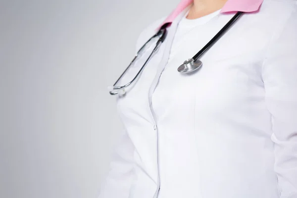 女医生与听诊器合影 身穿白色制服的保健系统工作人员 医疗咨询及广告宣传的辅助空间 高质量的照片 — 图库照片