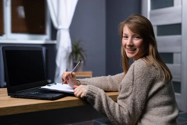 Bella Giovane Donna Che Lavora Sul Suo Computer Portatile Personale — Foto Stock