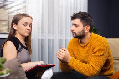 Psikoloji, zihinsel terapi ve orta yaş konsepti. Not alan ve psikoterapi seansındaki iş adamı hastalarını dinleyen kadın psikolog. Yüksek kalite fotoğraf