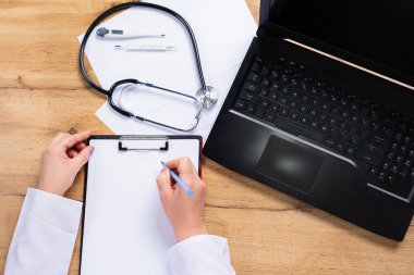 Doktor elleri laboratuvar beyaz önlüğüyle boş panoya bilgi yazma, tıbbi kayıt tutma konsepti, online teletıp, uzaktan çalışma, sağlık konsepti