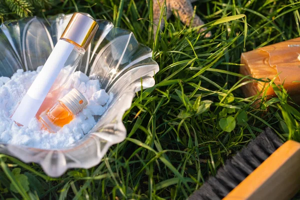 Doğal temizlik ürünleri: bambu fırçalı kabartma tozu, ev yapımı temiz solüsyon ve gerekli yağ ve sabun içeren bir şişe. Çevre dostu. Sıfır kayıp. Plastiksiz. Reklamlar için kozmetik ürünlerde boş alan.
