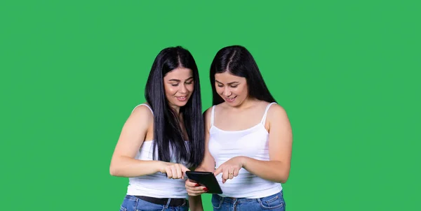 Banner Green Young Usmívající Brunetka Dvojče Sestry Hrát Digitální Tablet — Stock fotografie