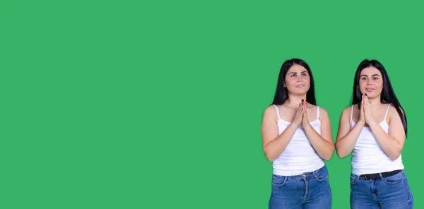 Знамя Длинный Формат Зеленый Фон Улыбающиеся Счастливые Латиноамериканки Читающие Молитву — стоковое фото