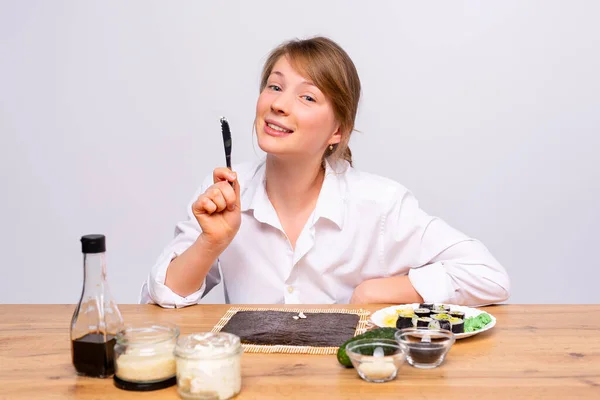 Menina Caucasiana Preparando Sushi Caseiro Nova Receita Menina Olha Para — Fotografia de Stock