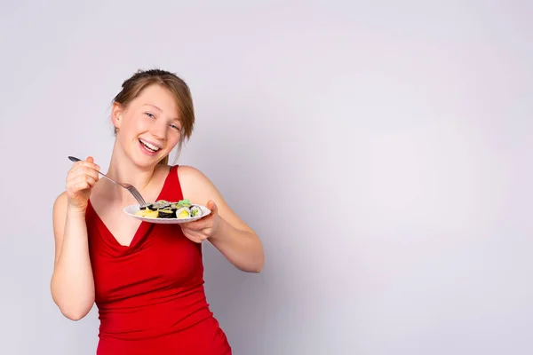 Menina Caucasiana Sorrindo Segurando Garfo Sushi Posando Fundo Estúdio Cinza — Fotografia de Stock