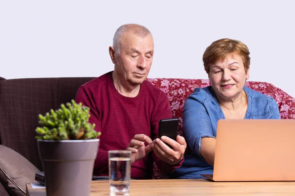 Ευτυχισμένο Ζευγάρι Ηλικιωμένων Που Χρησιμοποιεί Τηλέφωνο Και Laptop Για Δώσει — Φωτογραφία Αρχείου