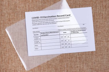 Coronavirus aşı kartı ve lamine folyo. Güvenli seyahat ve koronavirüsün üstesinden gelme kavramı. 