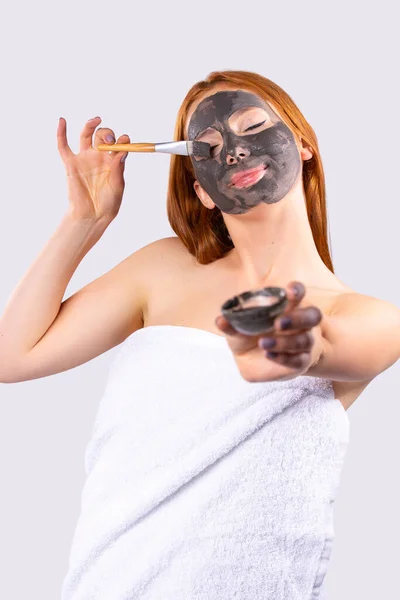Dziewczyna Maską Twarzy Leży Centrum Spa Zdrowia Piękna Koncepcja Piękna — Zdjęcie stockowe