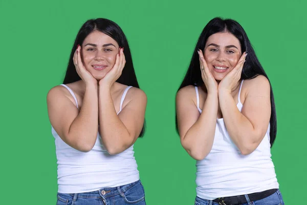 Retrato Duas Irmãs Irmãs Caucasianas Alegres Jovens Mulheres Juntas Olhando — Fotografia de Stock