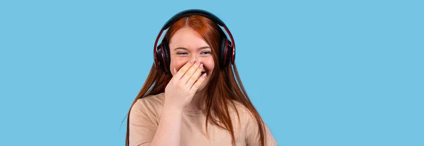 Banner Uzun Format Mutlu Kızıl Saçlı Genç Kız Kulaklıkla Mavi — Stok fotoğraf
