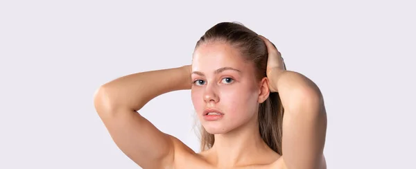 Beautiful Young Woman Blue Eyes Looking Camera Satisfaction Being Happy — Stock Photo, Image