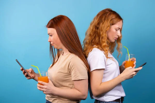 Serious Young Women Reading Daily Important News Smartphones Cocktails Students — Stock Photo, Image