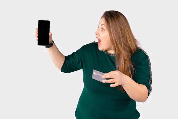 Överraskad Överviktig Kvinna Som Vill Håna Upp Tom Smartphone Skärm — Stockfoto