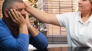 Sarışın, orta yaşlı bir eş, bakıcı, konfor, yaşlı kocayı dinle, yardım sorunu, yaşlı bir çift, pencerenin yanındaki evde, olgun bir kadın, gri saçlı, yaşlı bir adama destek oluyor.