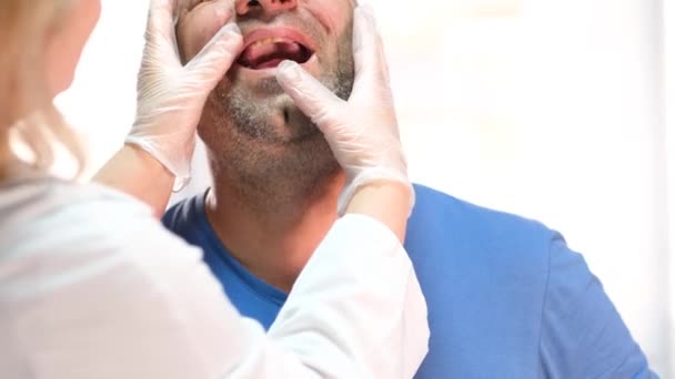 Diş Diş Bakımı Konsepti Kıdemli Erkek Hasta Dişçide Sandalyede Yatıyor — Stok video