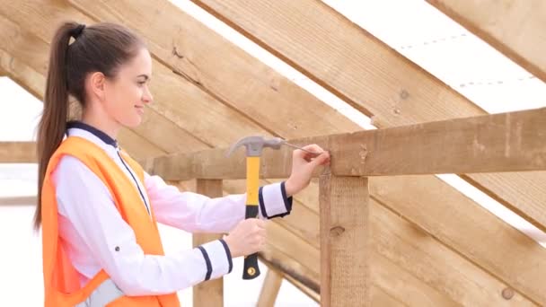 Femme Stéréotypée Genre Travaillant Sur Chantier — Video